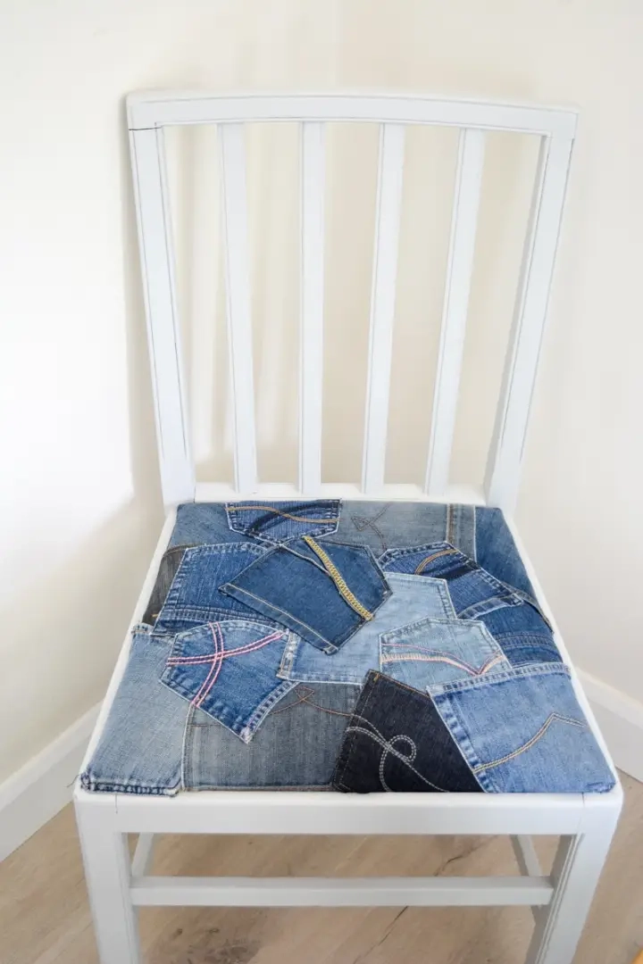 DIY Denim Chair, stoel zachtgrijs geverfd met minerale fusionverf, zitting teruggevonden in denimzakken