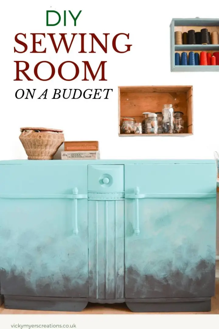 Leer hoe u met een beperkt budget opslagruimte in uw naaikamer kunt bieden, organiseer uw naaikamer met zuinige opbergoplossingen #sewingroomorganization #DIYcraftroom
