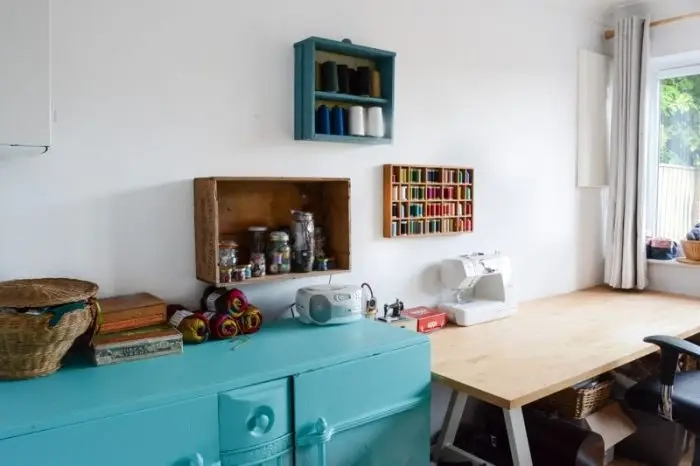 Hoe u een naaikamer kunt organiseren met een beperkt budget, zuinige naaikamerideeën