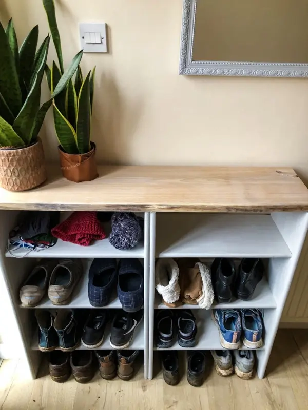 Bent u op zoek naar een supereenvoudige manier om uw schoenen in uw inkomhal te organiseren? Dit eenvoudige doe-het-zelf-schoenenrek kan de perfecte oplossing voor u zijn.