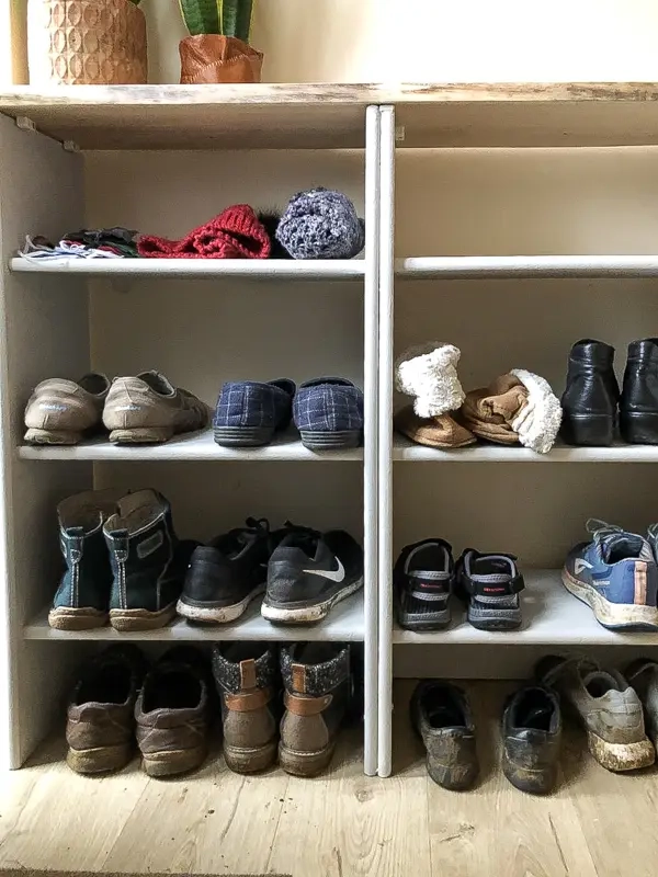 Bent u op zoek naar een supereenvoudige manier om uw schoenen in uw inkomhal te organiseren? Dit eenvoudige doe-het-zelf-schoenenrek kan de perfecte oplossing voor u zijn.