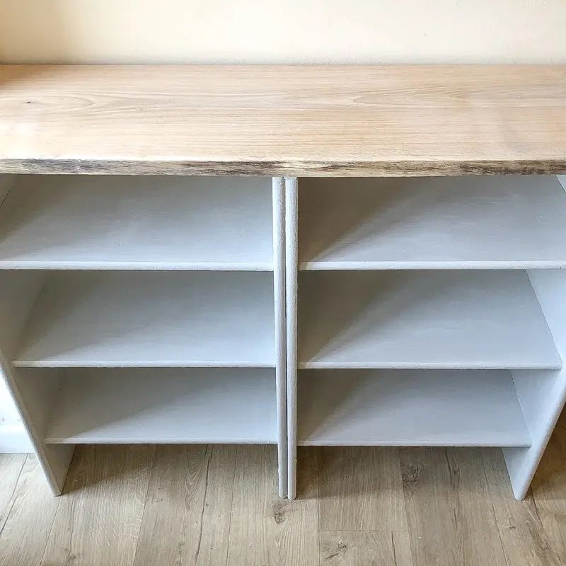 Bent u op zoek naar een supereenvoudige manier om uw schoenen in uw inkomhal te organiseren? Dit eenvoudige doe-het-zelf-schoenenrek kan de perfecte oplossing voor u zijn.