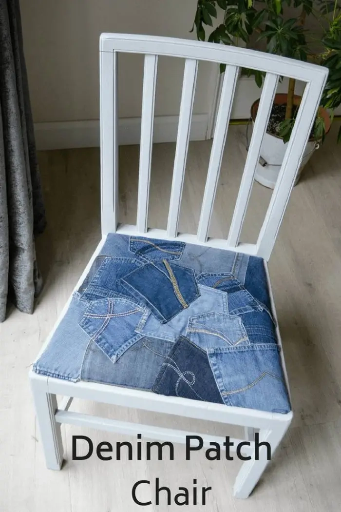 Upcycle een eetkamerstoel met een lappendeken van spijkerzakken #denimpocketcraft #denimfurniture #denim