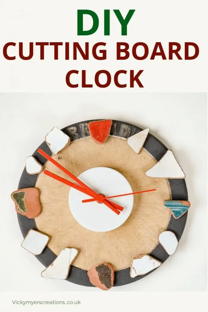Heb je een favoriete collectie zeegewassen gebroken tegels? Plus een oude snijplank die je niet mooi vindt? Verander ze in een klok! DIY een perfecte wandklok #DIYClock #Tileclock #upcycle #snijplank Heb je een favoriete collectie zeegewassen gebroken tegels? Plus een oude snijplank die je niet mooi vindt? Verander ze in een klok! DIY een perfecte wandklok #DIYClock #Tileclock #upcycle #snijplank