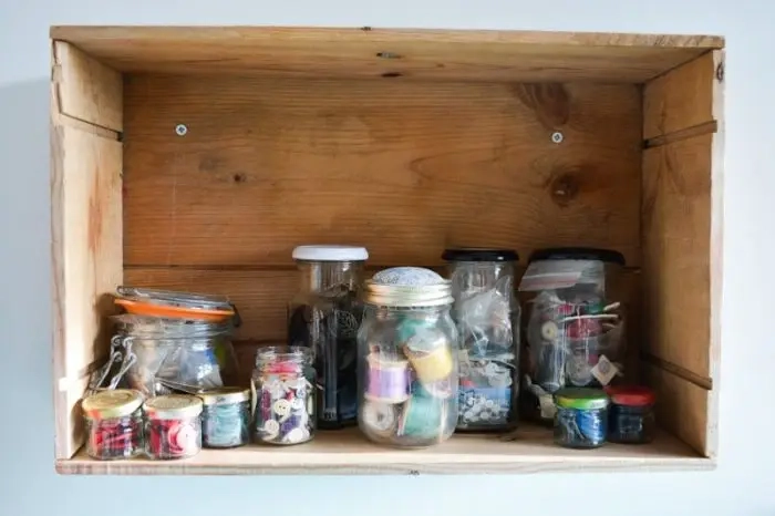 Jampotten gevuld met knopen, Hoe je een naaikamer goedkoop inricht, zuinige naaikamerideeën