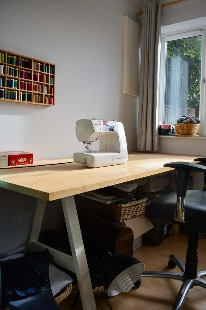 aan de muur gemonteerd bureau, Hoe u een naaikamer kunt inrichten met een beperkt budget, zuinige ideeën voor een naaikamer