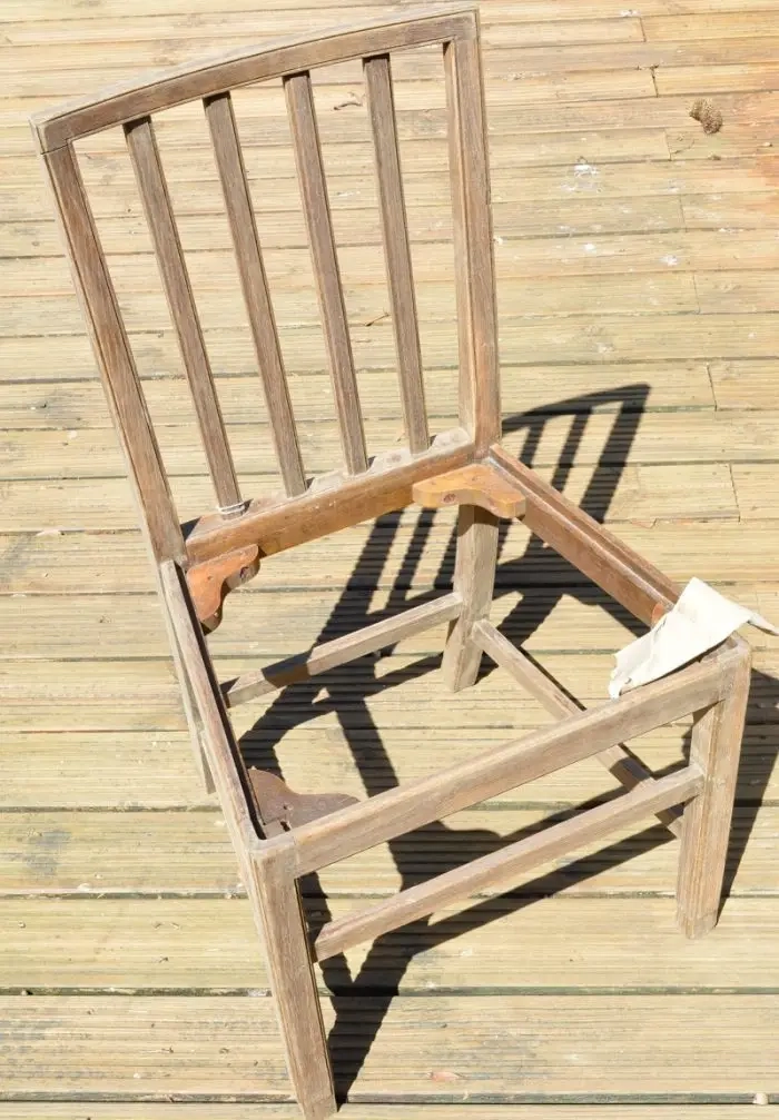 Schuur de stoel met schuurpapier 120. Hoe je denim gebruikt om een ​​eetkamerstoel opnieuw te bekleden