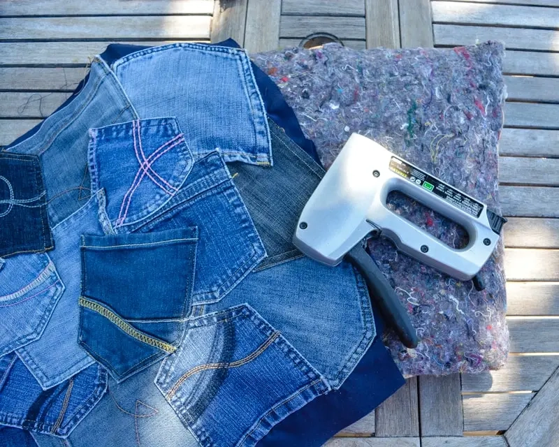 Hoe je denim gebruikt om een ​​eetkamerstoel opnieuw te bekleden