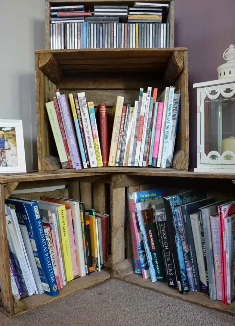 handwerkboeken opgeslagen in appelkratten, hoe u een naaikamer kunt organiseren met een beperkt budget, zuinige naaikamerideeën