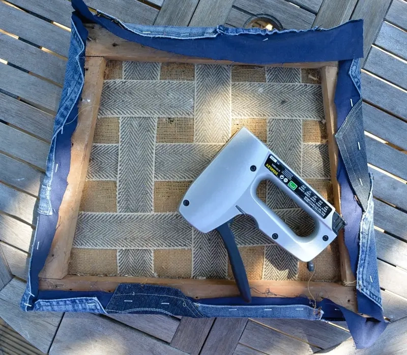 Hoe je denim gebruikt om een ​​eetkamerstoel opnieuw te bekleden