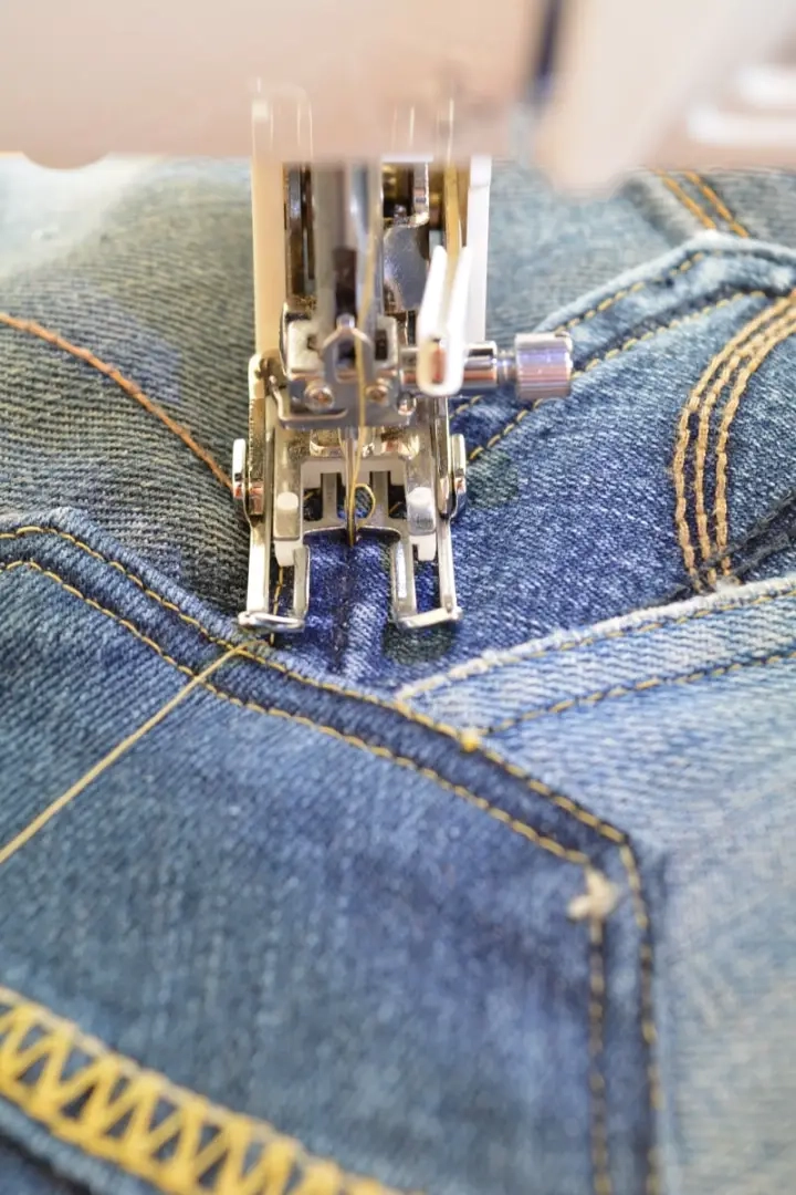Hoe je denim gebruikt om een ​​eetkamerstoel opnieuw te bekleden