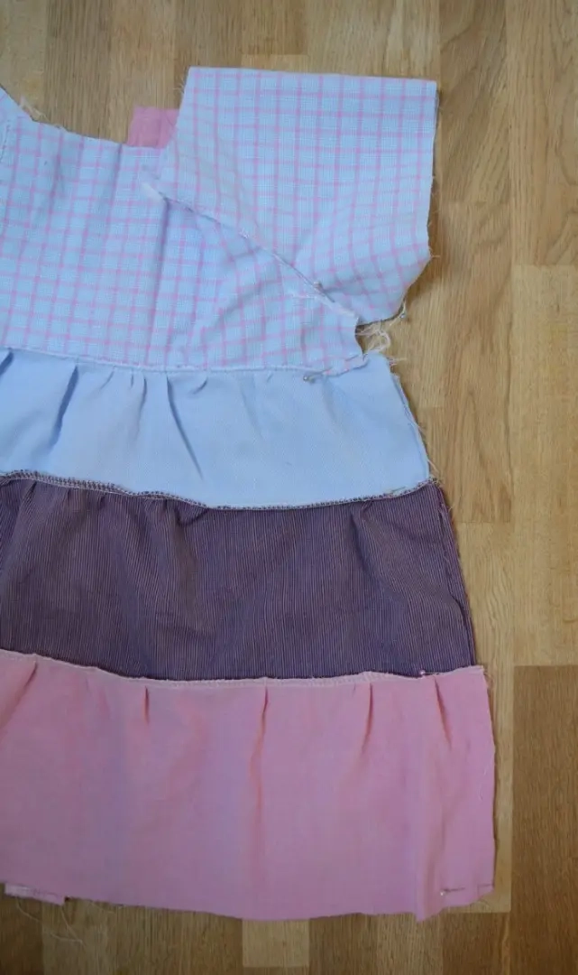 zijnaden van een peutershirtjurk