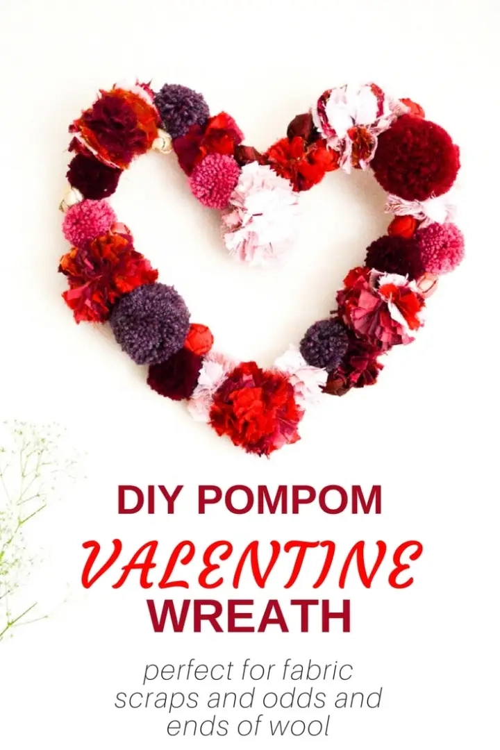 Eenvoudig doe-het-zelf decor voor Valentijnsdag. Leer hoe je deze prachtige tastbare Valentijnskrans met pompon maakt, het perfecte project voor de prullaria. Klik door naar de valentijnskrans-tutorial om te zien hoe je de hartbasis maakt, een geweldige decoratie voor je huis.