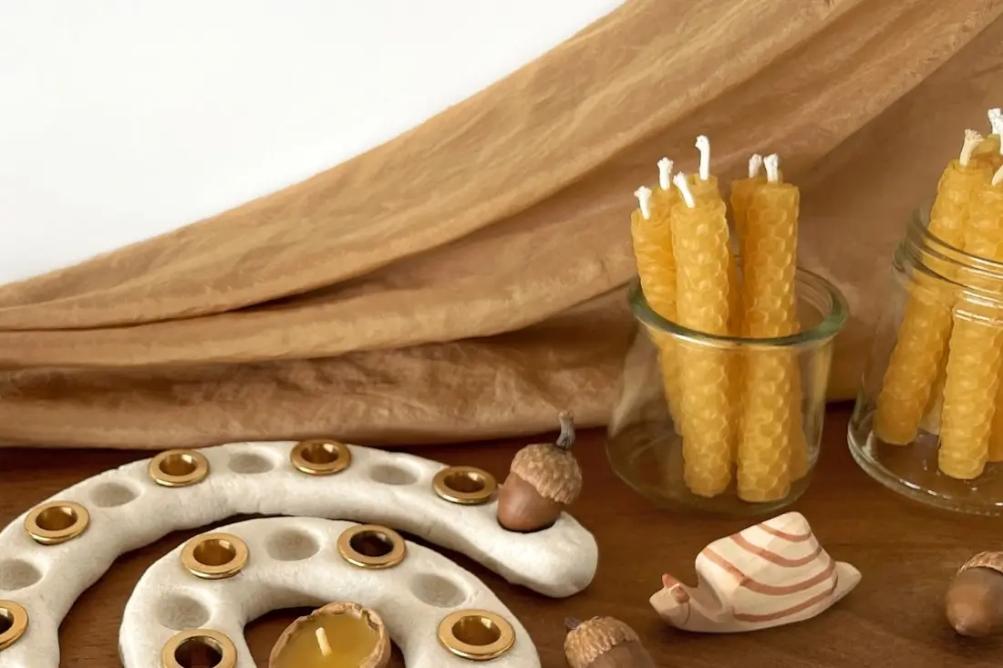 Hoe je met de hand gerolde bijenwas-vieringskaarsen maakt