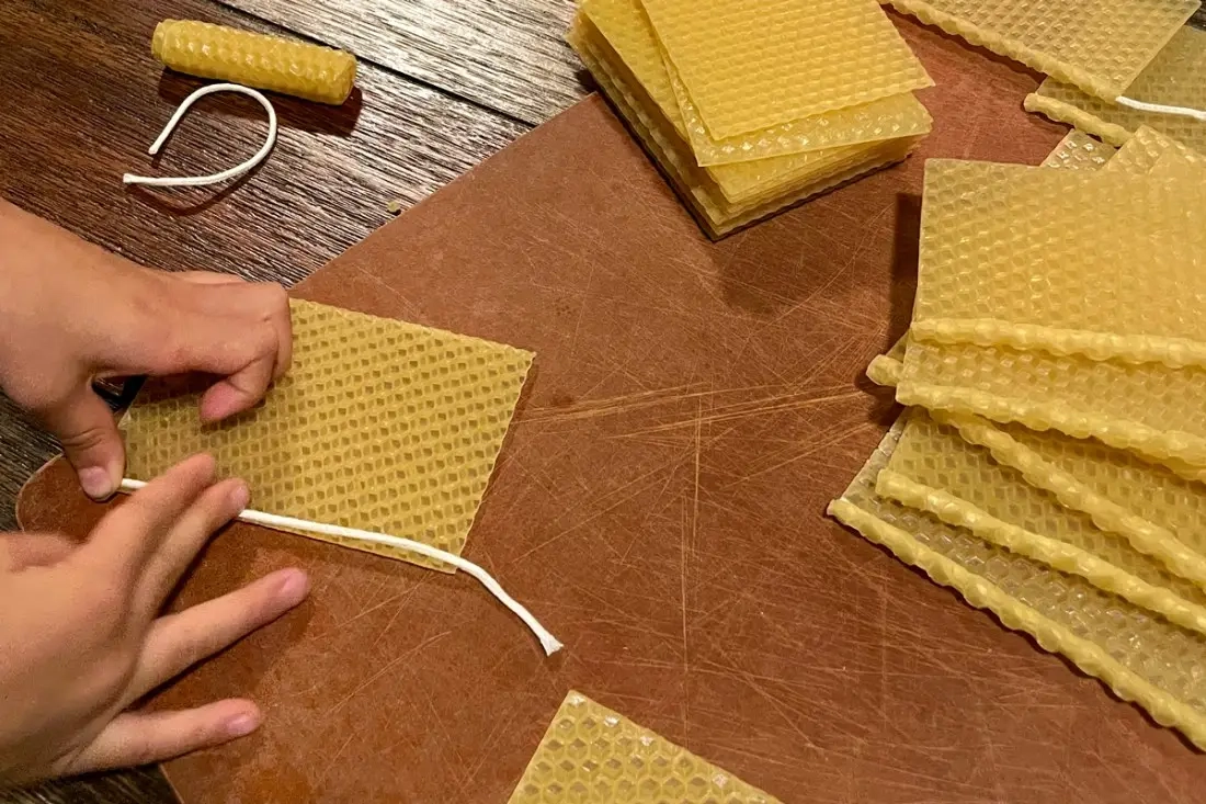 Hoe je met de hand gerolde bijenwas-vieringskaarsen maakt