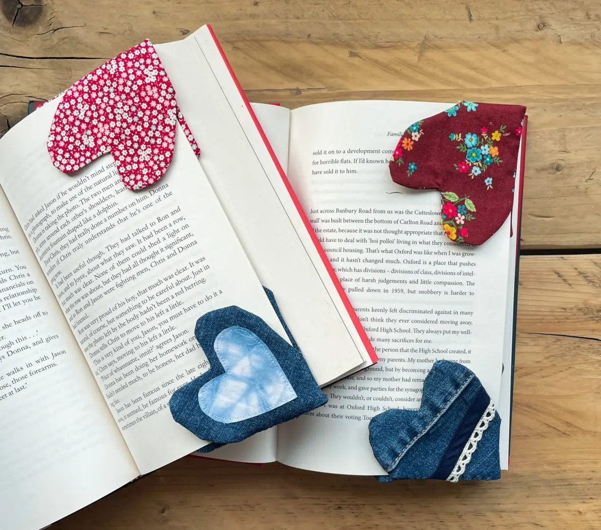 Leer hoe u een stoffen hartbladwijzer maakt met een gratis sjabloon om te downloaden. Deze hartbladwijzers zijn een perfect project voor stofresten.