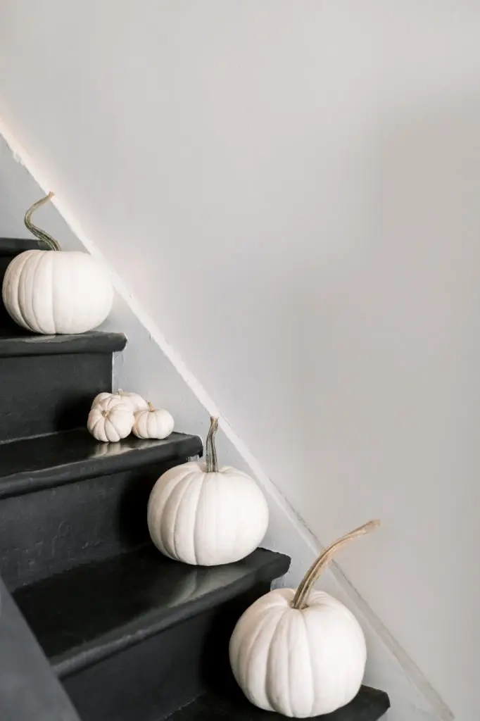 Witte pompoenen op trappen.