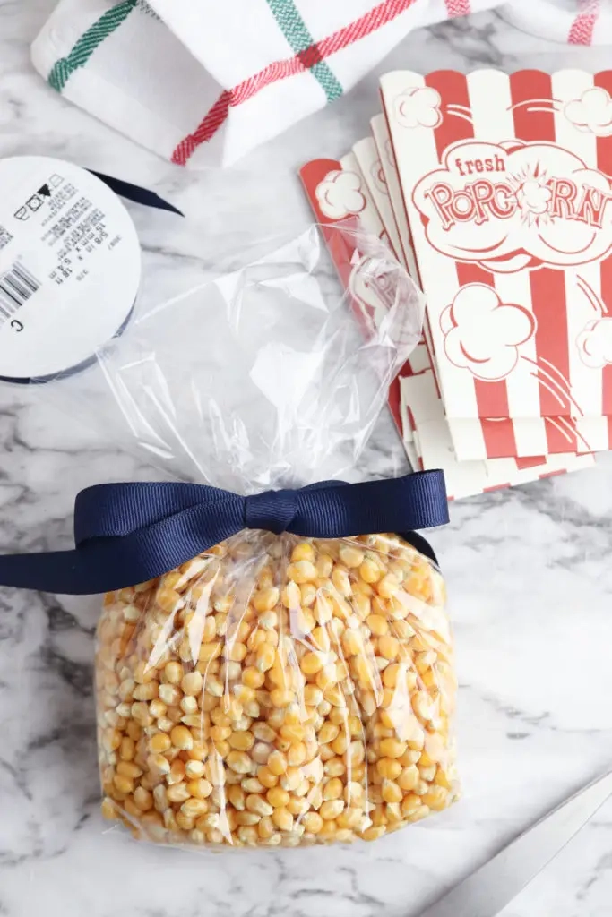 Popcornkorrels in een zak.