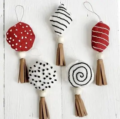 Candy Christmas Ornaments DIY Met een paar eenvoudige steken en prachtige, gemakkelijke leren kwastjes zul je deze feestdagen mensen versteld doen staan met je DIY Candy Christmas Decorations.