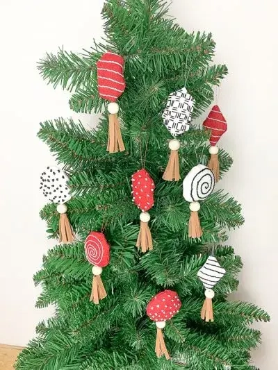 Met enkele eenvoudige steken en prachtige, gemakkelijke leren kwastjes zul je deze feestdagen mensen verbazen met je DIY-snoep-kerstversieringen.