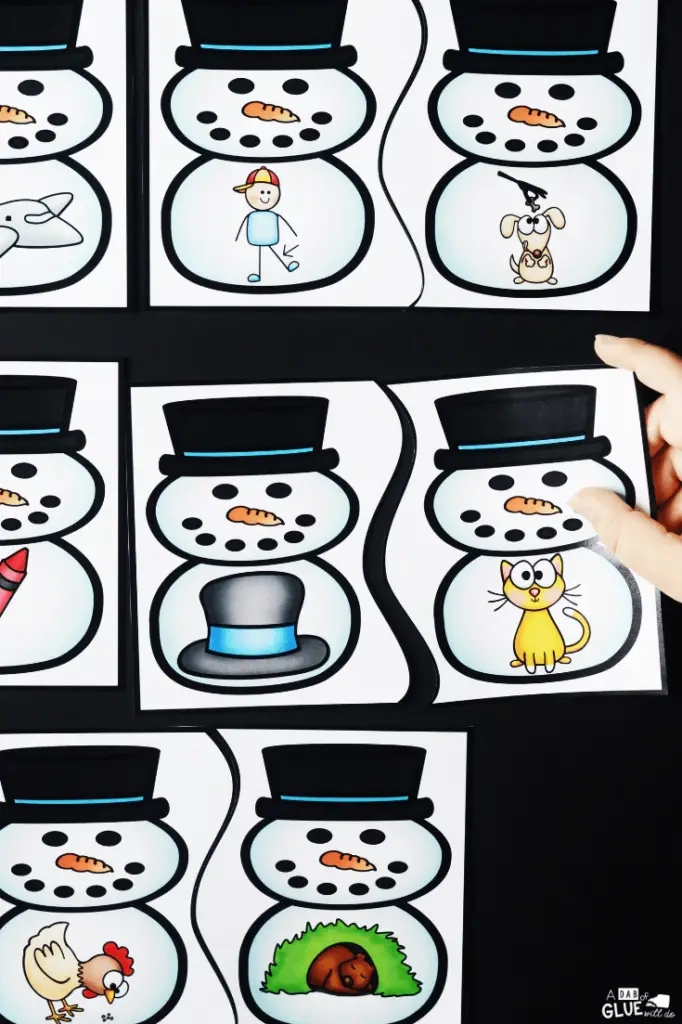 Deze sneeuwmanrijmende puzzels helpen onze kleuters en kleuters hun fonologisch bewustzijn op een praktische manier op te bouwen.
