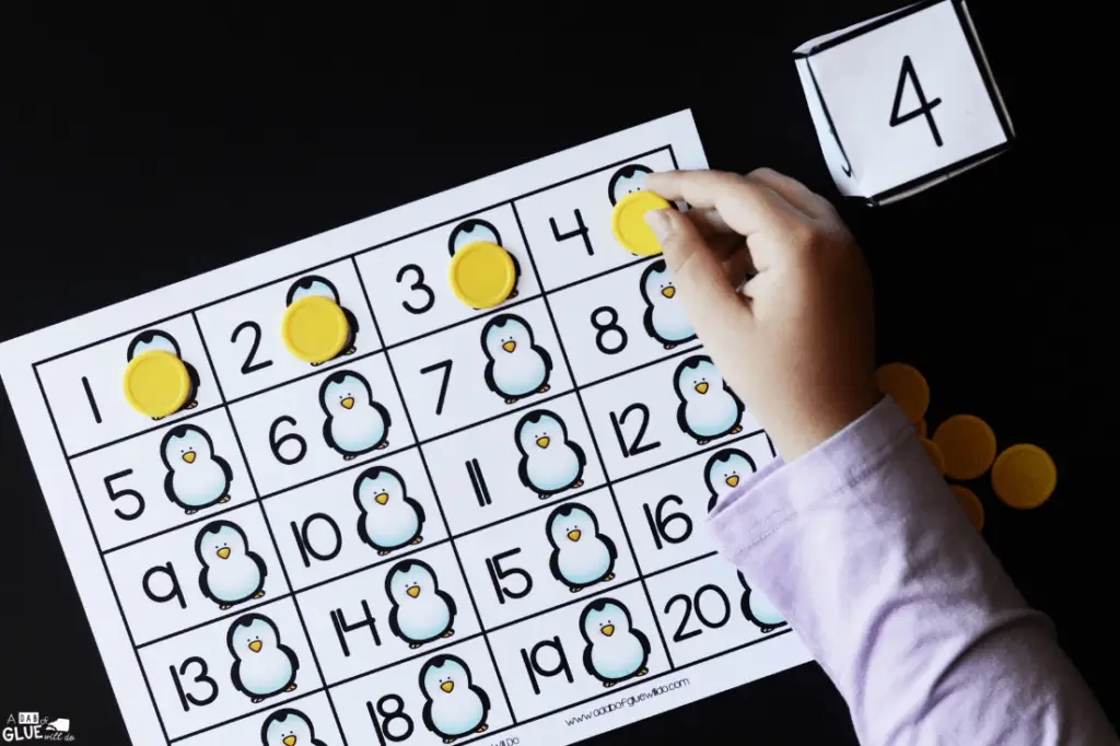 Winteractiviteit Eerste tot en met 20 helpt kleine leerlingen hun getalbegrip te leren en te herzien om een ​​sterke basis te leggen voor complexere wiskundige vaardigheden.