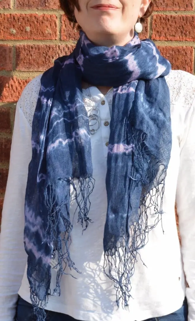 Leer hoe je een sjaal in Shibori-stijl maakt, doe-het-zelf, zelfstudie