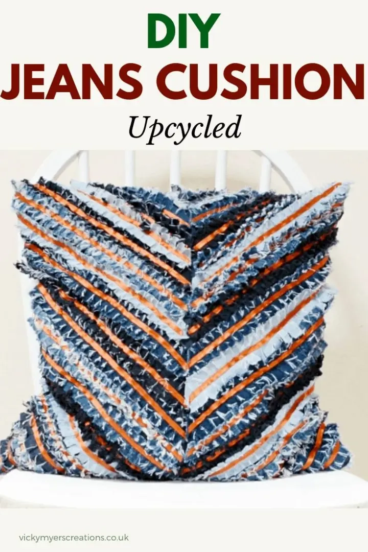 Leer hoe u uw eigen denim lapkussen kunt maken - chevron-kussenhoespatroon. Upcycle je jeans door je eigen kussenhoes met ritssluiting te naaien #cushionsDIY #easyDIYcushioncover