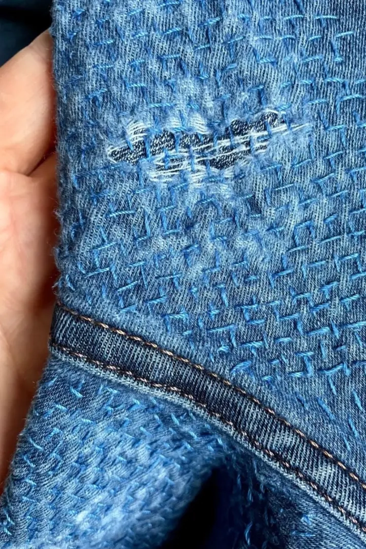 hoe je dijgaten in jeans kunt repareren