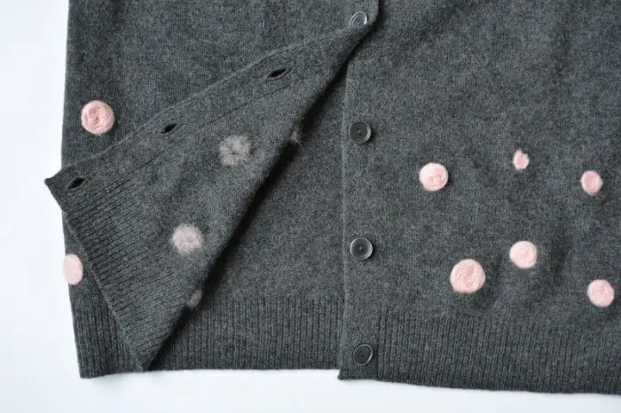 Repareer een trui met mottengaten met naaldvilt en creëer een stijlvolle nieuwe look voor een voormalige trui. Snelle en eenvoudige modernisering