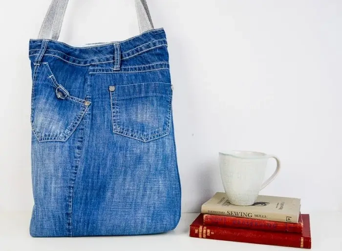 Leer hoe je van een spijkerbroek een spijkertas maakt. Een snel en eenvoudig patroon van gerecyclede denimtassen met video. 
