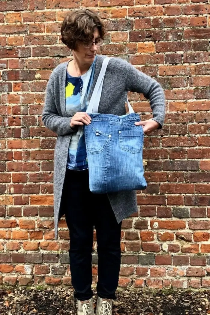 Leer hoe je van een spijkerbroek een spijkertas maakt. Een snel en eenvoudig patroon van gerecyclede denimtassen met video. 