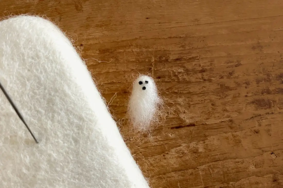 DIY naaldvilt Ghost Walnut speldenkussen