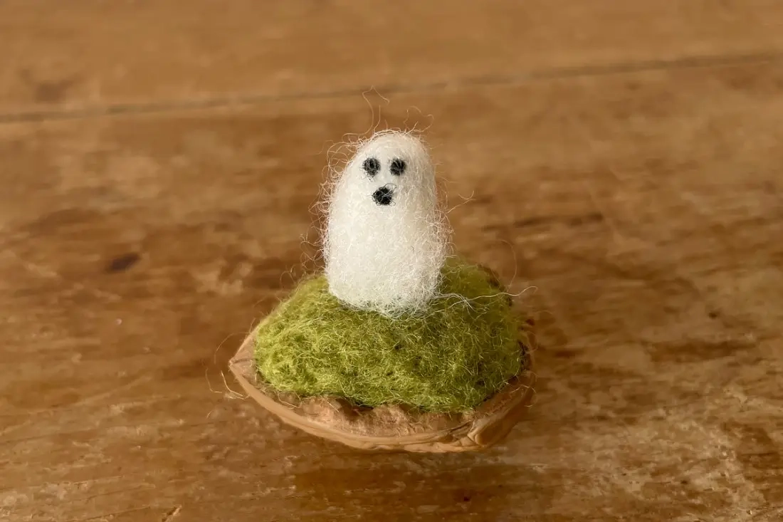 DIY naaldvilt Ghost Walnut speldenkussen