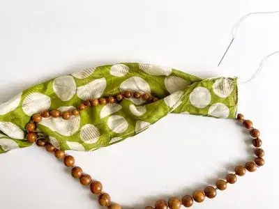 ketting van stof en kralen