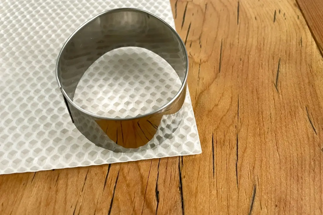 DIY paasei-koekjesvormer bijenwaskaarsen