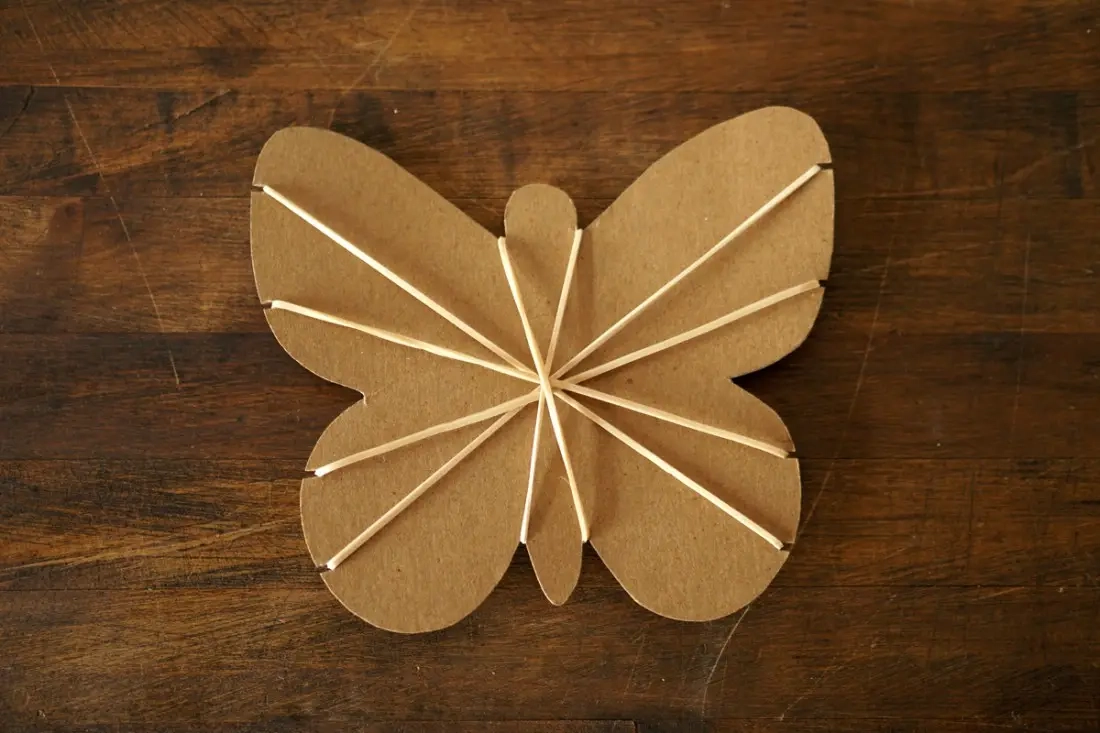 DIY kartonnen vlinder natuurweven
