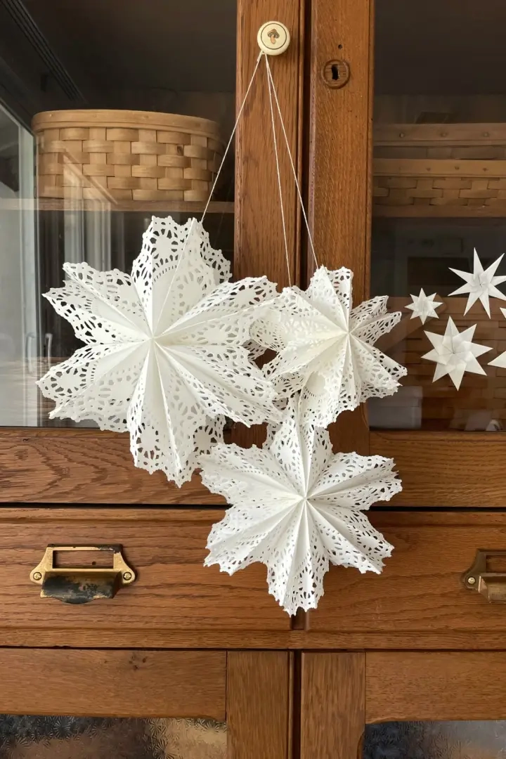 DIY papieren kleedje sneeuwvlokken