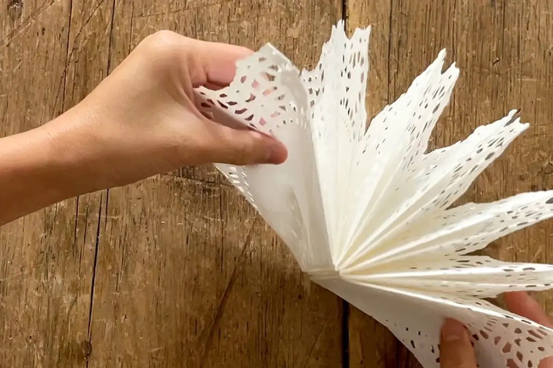 DIY papieren kleedje sneeuwvlokken