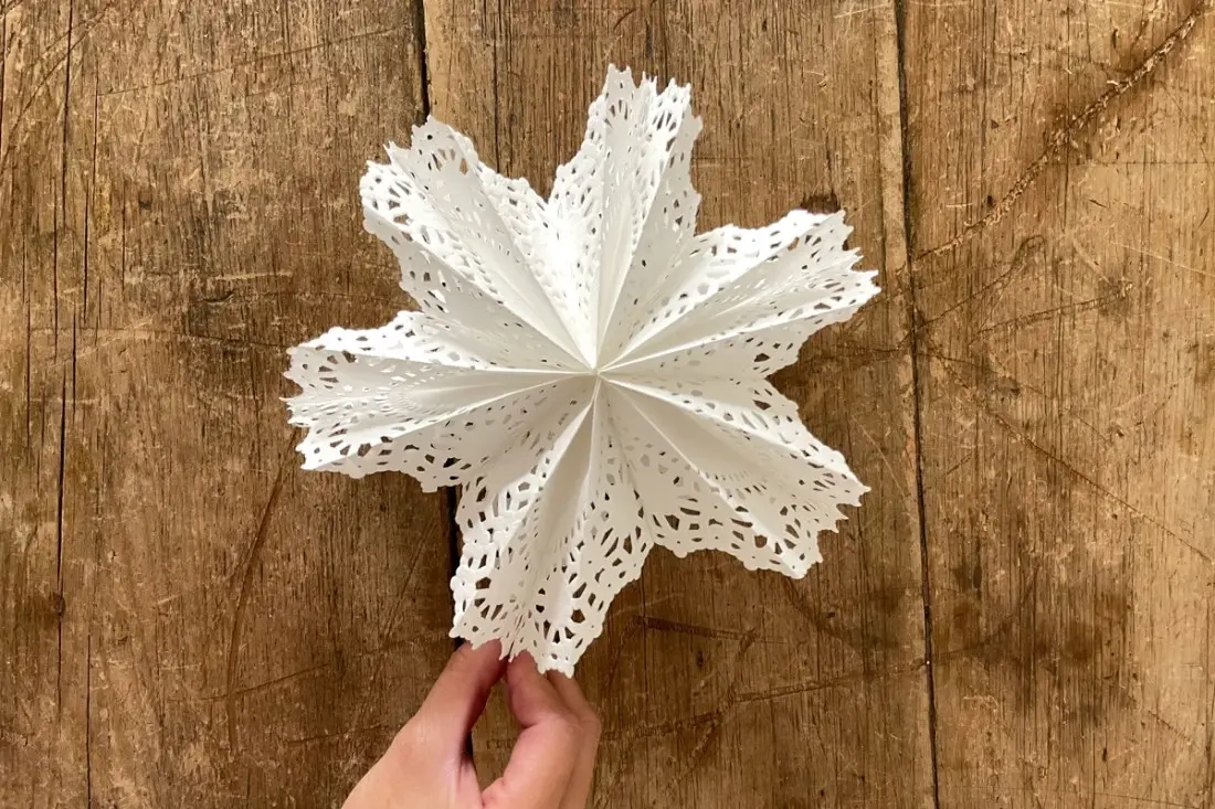 DIY papieren kleedje sneeuwvlokken