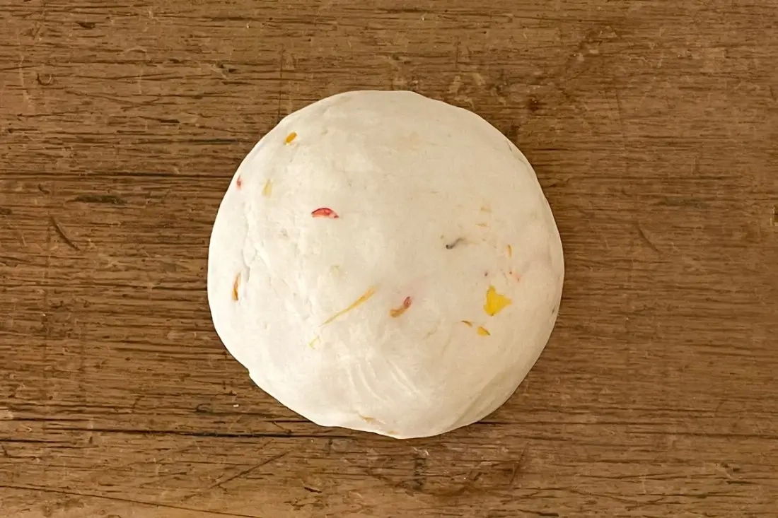 Recept voor zelfgemaakt speeldeeg met natuurlijke bloemen