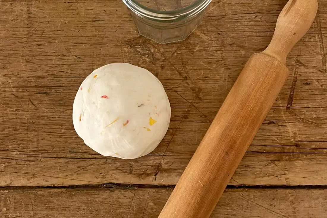 Recept voor zelfgemaakt speeldeeg met natuurlijke bloemen