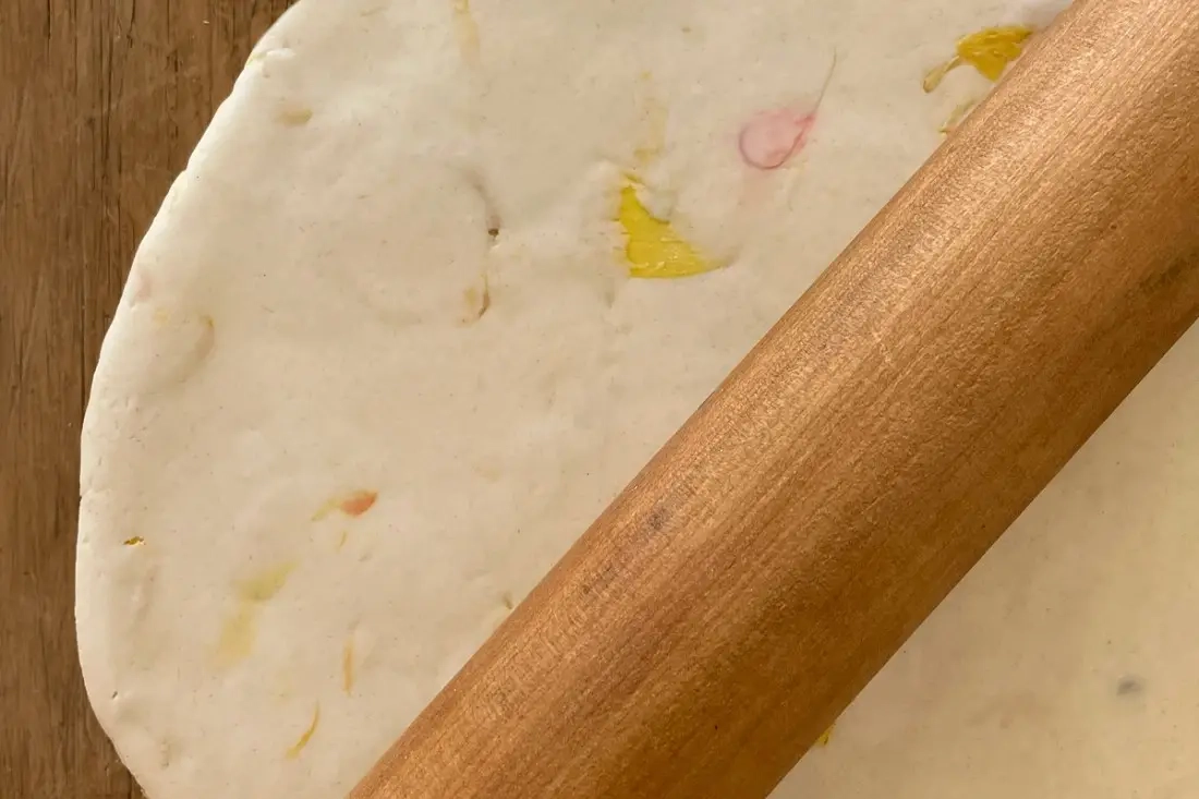 Recept voor zelfgemaakt speeldeeg met natuurlijke bloemen