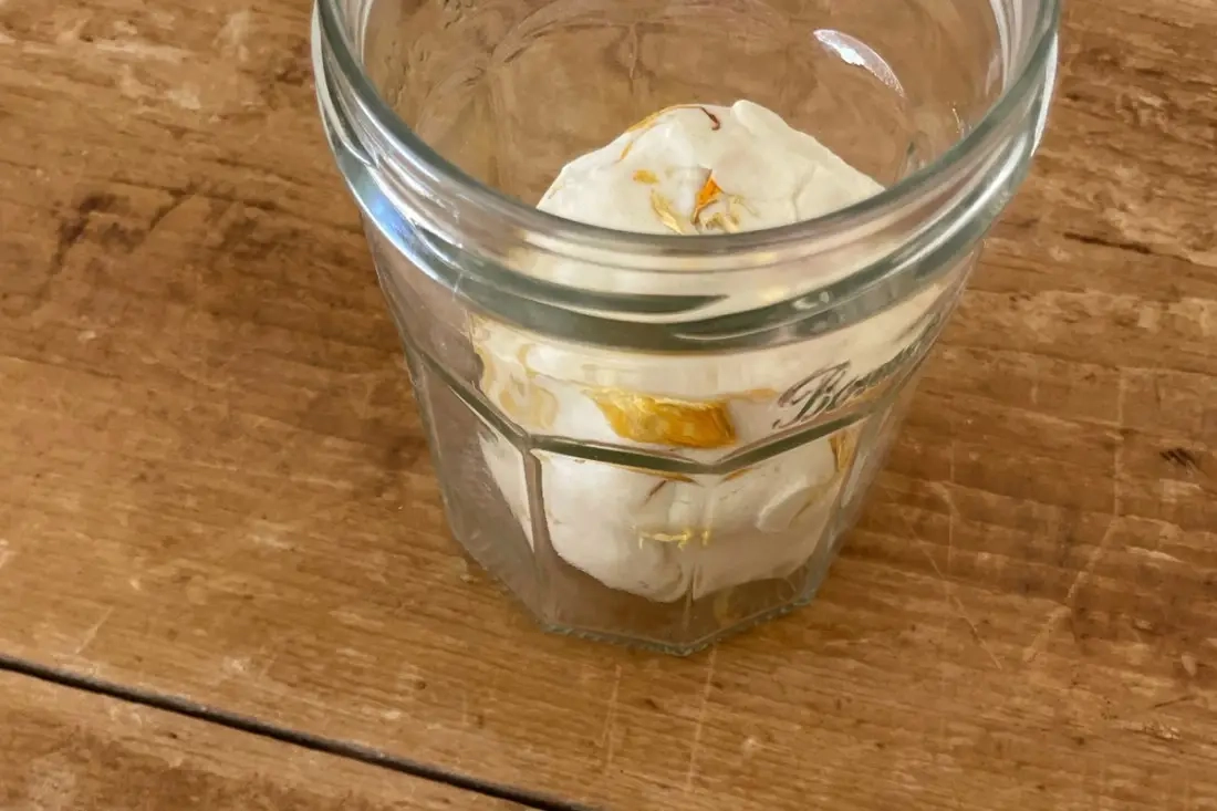 Recept voor zelfgemaakt speeldeeg met natuurlijke bloemen