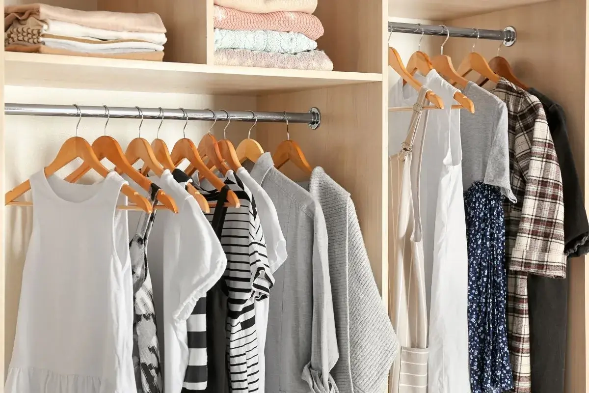 kleding die in een kast hangt; minimalisme