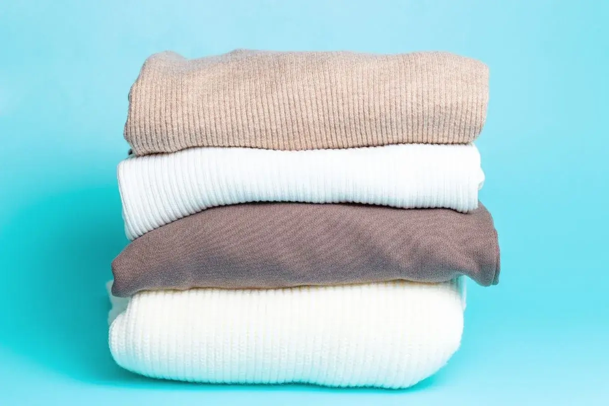 lijst met essentiële items voor de capsulegarderobe voor dames; ontwarren en vereenvoudigen