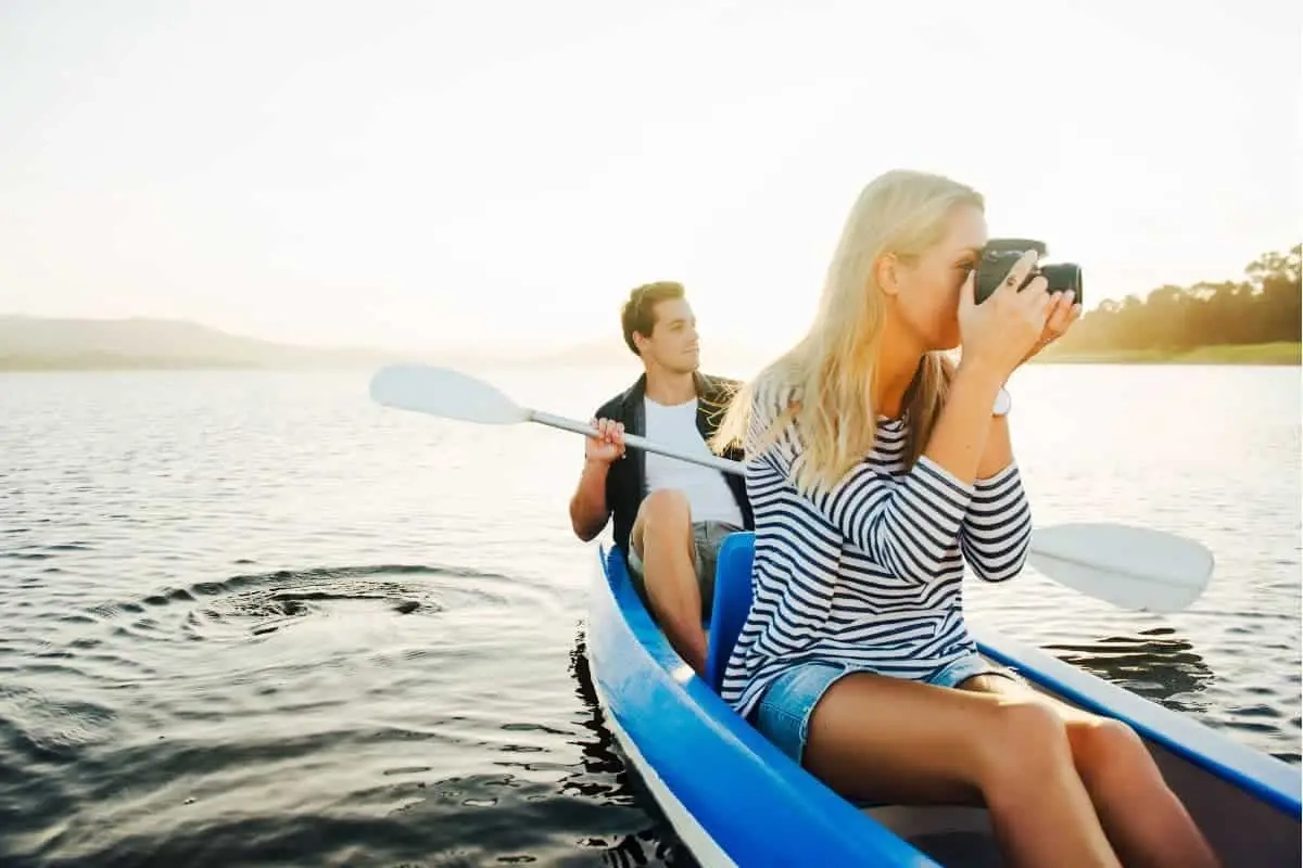 vrouw en man op een kajak en foto's maken