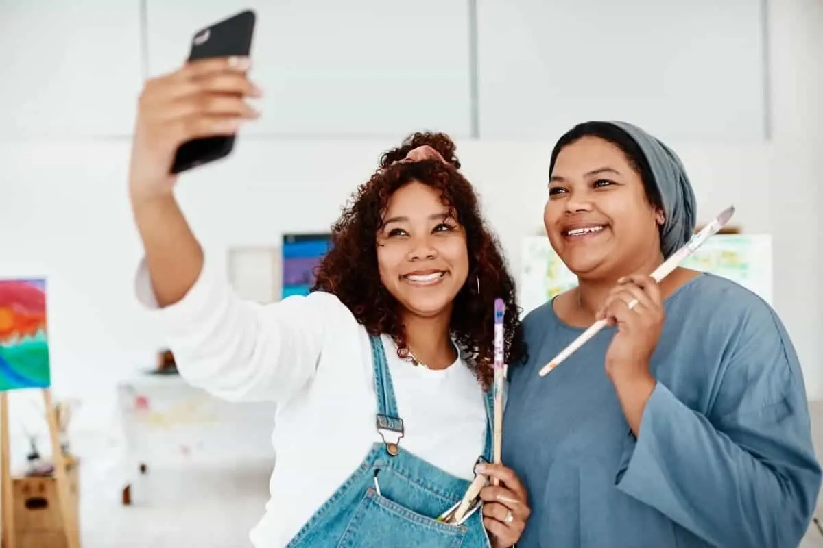 twee vrouwen die een selfie maken en schilderen