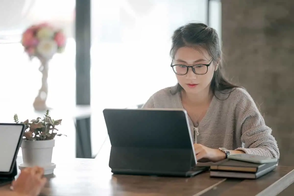 vrouw die op de computer werkt