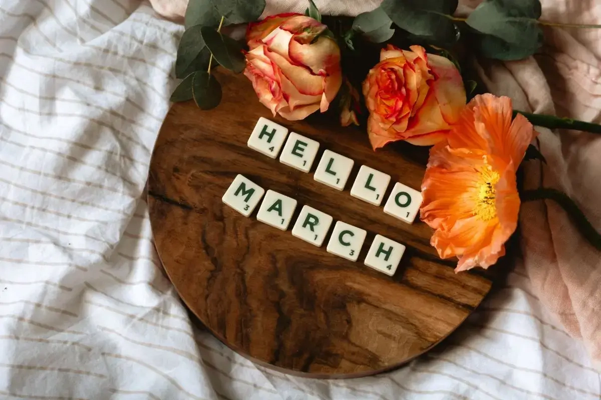 tegels op een tafel met bloemen